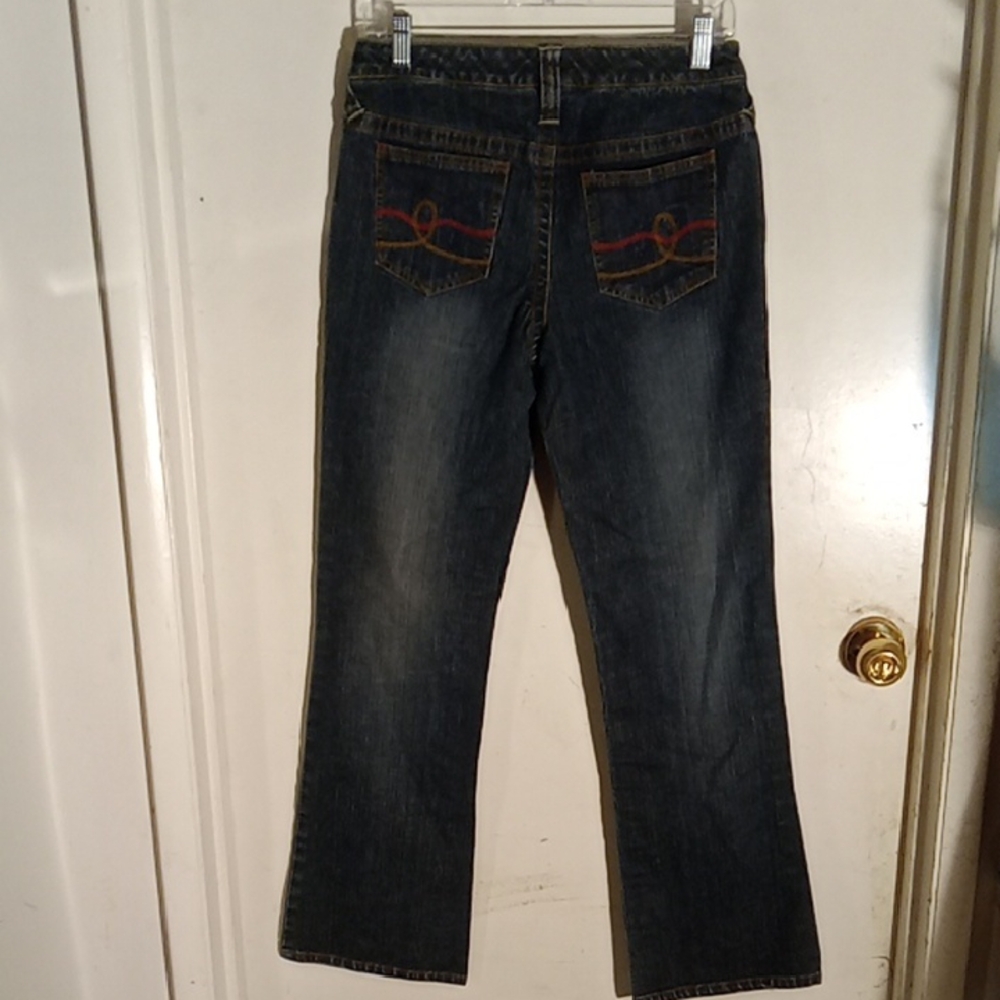 Women's Jeans good condition, some distress. Little stretch. Size. 9 junior. Blu